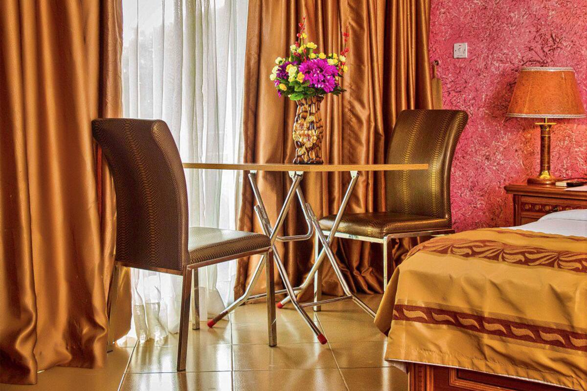 Premium bedding, in-room safe, desk, WiFi (free)