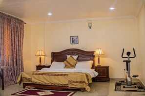 Roupas de cama premium, cofres nos quartos, escrivaninha