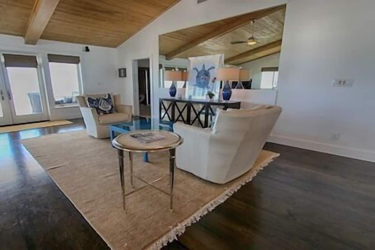 Oceanfront Gem (4 Bedroom Luxury Home) | Living area