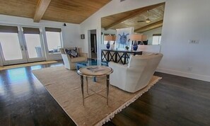 Oceanfront Gem (4 Bedroom Luxury Home) | Living area