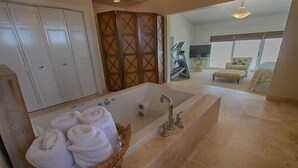 Oceanfront Gem (4 Bedroom Luxury Home) | Jetted bathtub - Luxury Homes by BeachTime Rentals Clearwater Beach (Clearwater Beach)