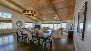 Oceanfront Gem (4 Bedroom Luxury Home) | In-room dining - Luxury Homes by BeachTime Rentals Clearwater Beach (Clearwater Beach)