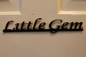 Suite, 1 letto king, bagno privato, vista giardino (Downstairs, Little Gem) | Vista dalla camera