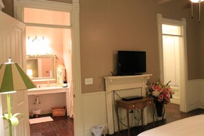Suite, 1 Queen Bed, Accessible, Private Bathroom, Garden View, Downstairs (Garden Room)