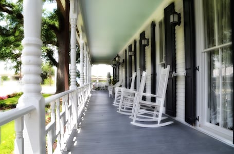 Porche. The Grand Magnolia Ballroom & Suites