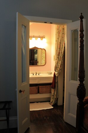 Suite, 1 King Bed, Private Bathroom (Old Savannah) | Bathroom