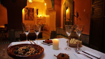 Se sirven desayunos, almuerzos y cenas; cocina local e internacional