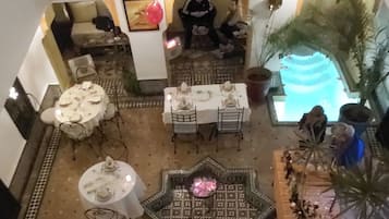 Se sirven desayunos, almuerzos, cenas y cocina local e internacional