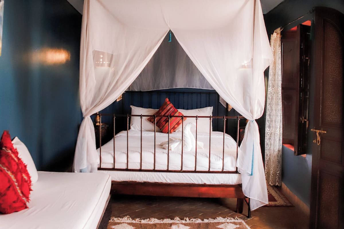 جناح فاخر (Shelel) | أغطية فراش متميزة وخزنة داخل الغرفة وبديكورات فريدة لكل غرفة