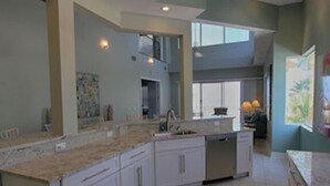 Casa Luxo, 4 quartos | Cozinha privada | Cafeteira/chaleira, geladeira grande, micro-ondas, cooktop