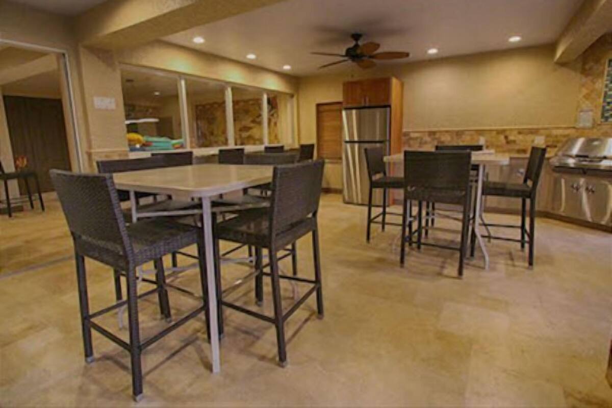 Treasure Island Beach Villa (4 Bedroom Luxury Beachfront Home) | In-room dining