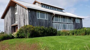 Un edificio de madera grande con múltiples ventanas y un techo inclinado.