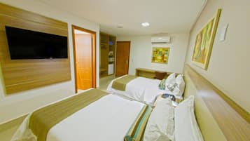 Frigobar, cofres nos quartos, escrivaninha, cortinas blackout