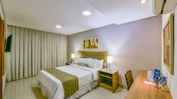 Minibar, caja de seguridad en la habitación y escritorio