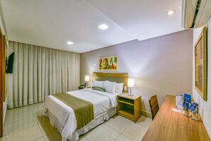 Minibar, in-room safe, desk, blackout drapes - Plaza Inn Breeze Aeroporto (Goiania)