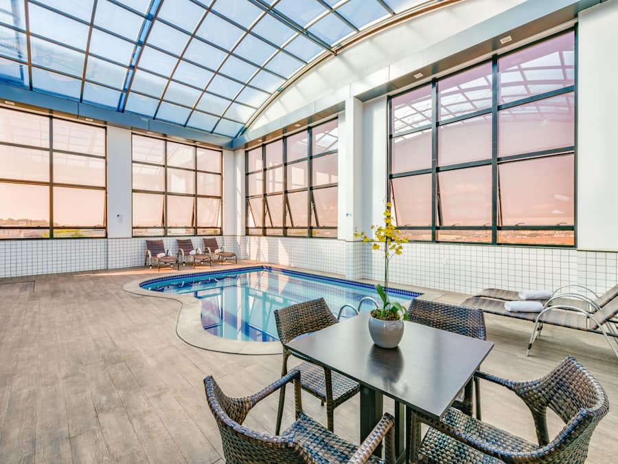 Piscina coperta, lettini