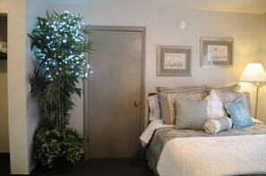 Superior Room, 1 Queen Bed, Non Smoking, Fireplace | Premium bedding, down comforters, memory foam beds