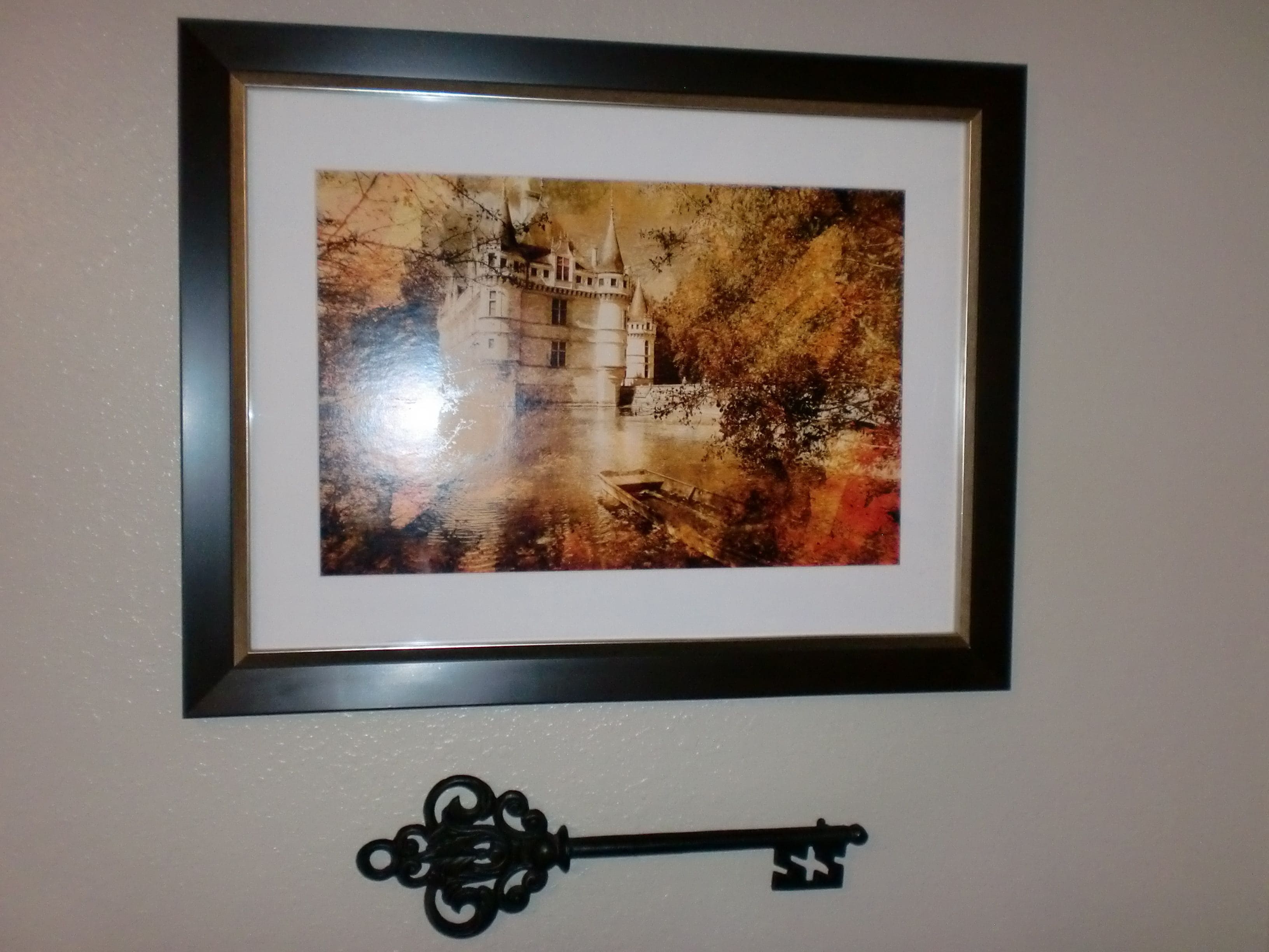 Un quadro incorniciato raffigurante un castello appeso a una parete.