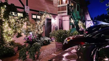 Fassade der Unterkunft – Abend/Nacht