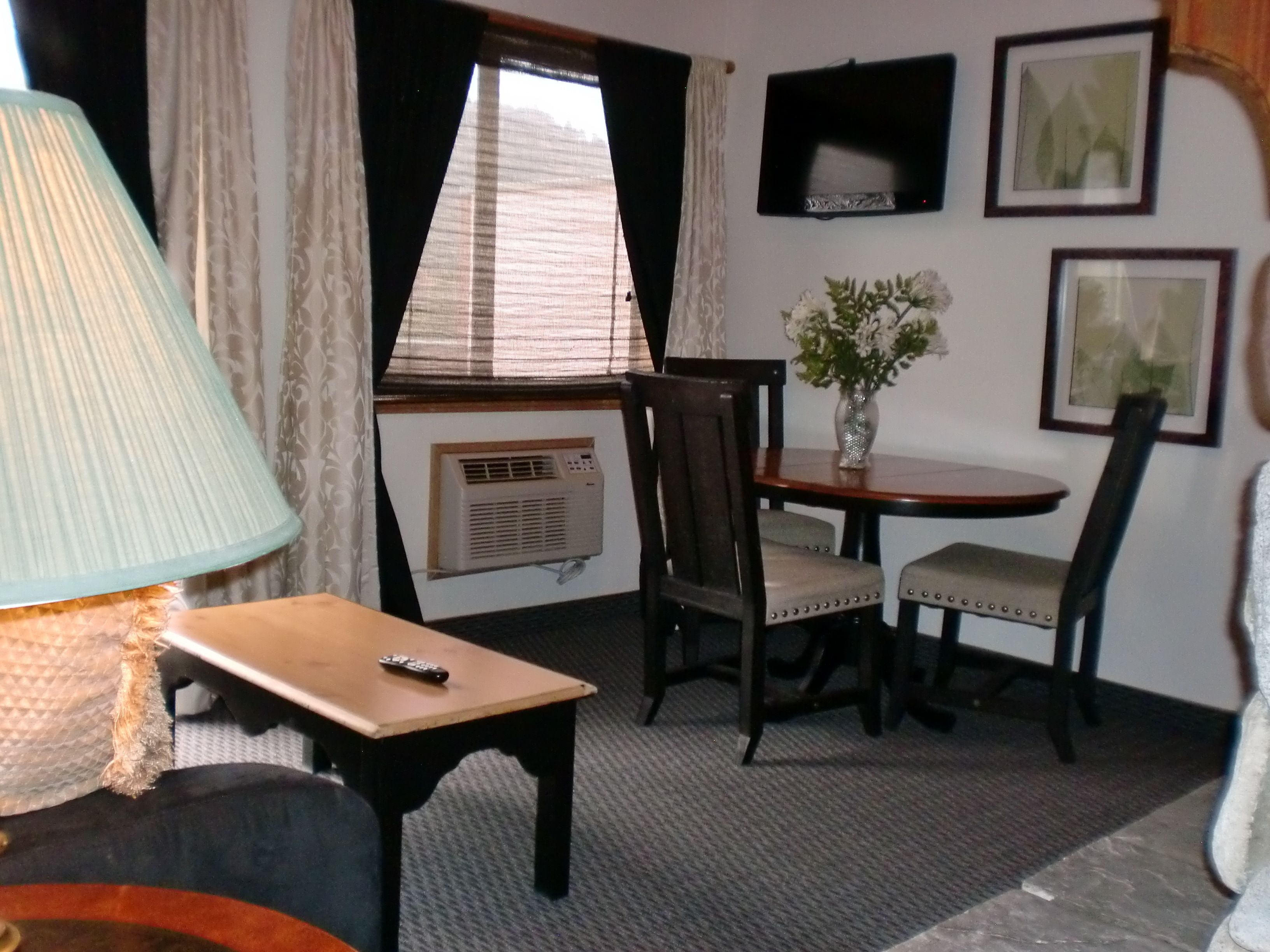 Studio Suite, 1 King Bed, Non Smoking | In-room dining