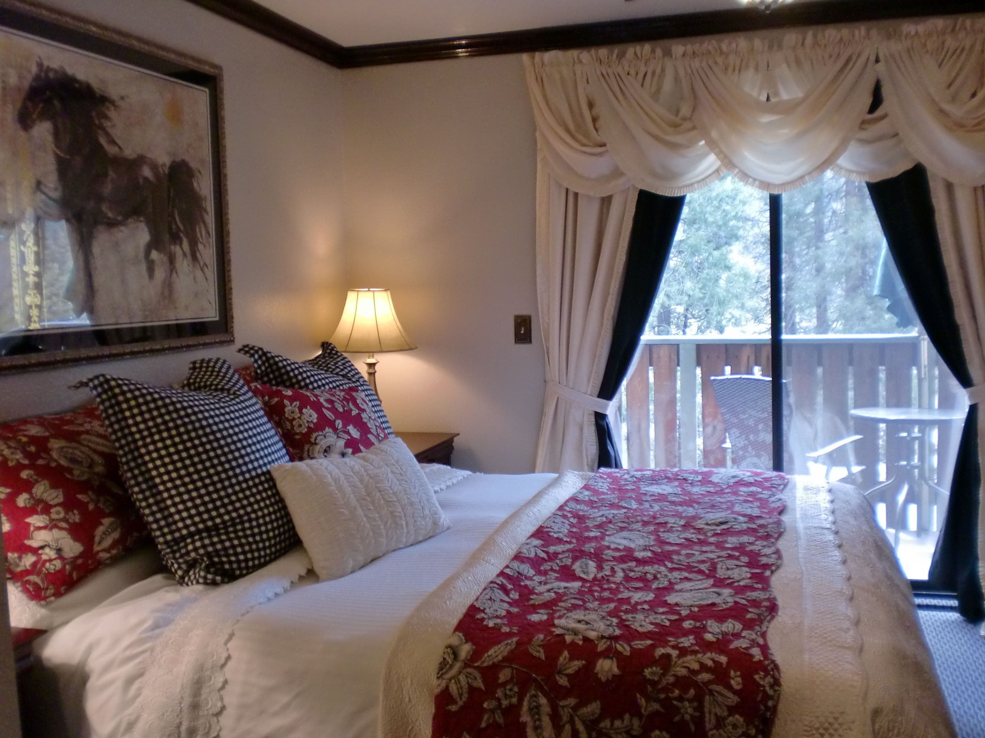 Deluxe Room, 1 King Bed, Non Smoking, Partial Lake View | Premium bedding, down comforters, memory foam beds