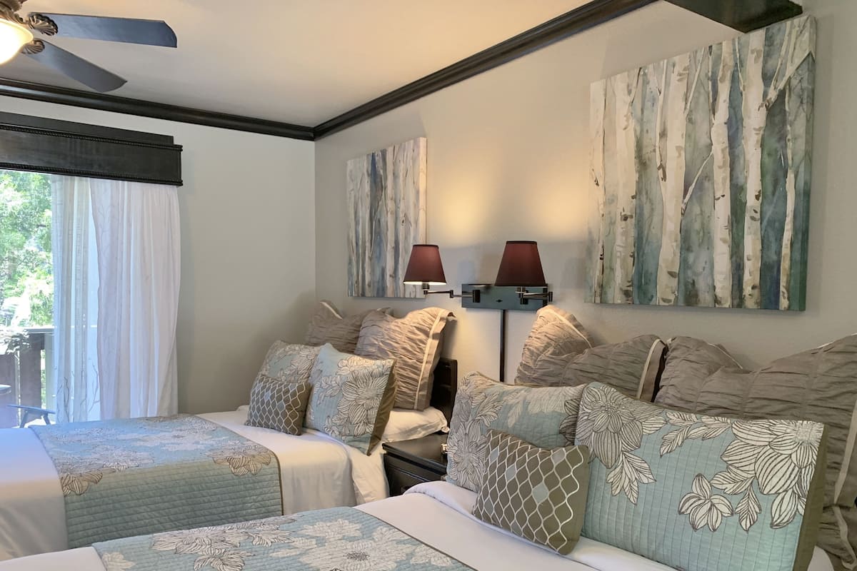 Habitación Deluxe, 2 camas Queen size, para no fumadores | Ropa de cama de alta calidad, edredón y camas con efecto memoria