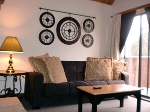 Studio Suite, 1 King Bed, Non Smoking | Phòng khách | TV màn hình phẳng 