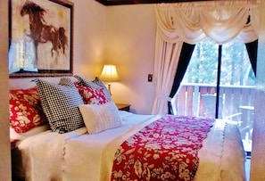 Deluxe Room, 1 King Bed, Non Smoking, Partial Lake View
