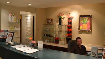 Een sauna, een stoombad, een Turks bad/hammam, manicures en pedicures