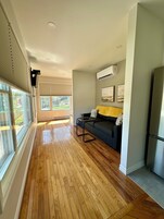 Executive Suite (No Pets Allowed) | 起居区 | 32-英寸纯平电视 （配备有线频道）、电视