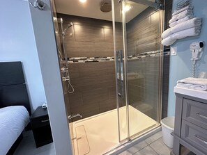 Superior Room, 1 Queen Bed | Bathroom | Hair dryer, towels, soap, shampoo - Motel Le Refuge (Sherbrooke)