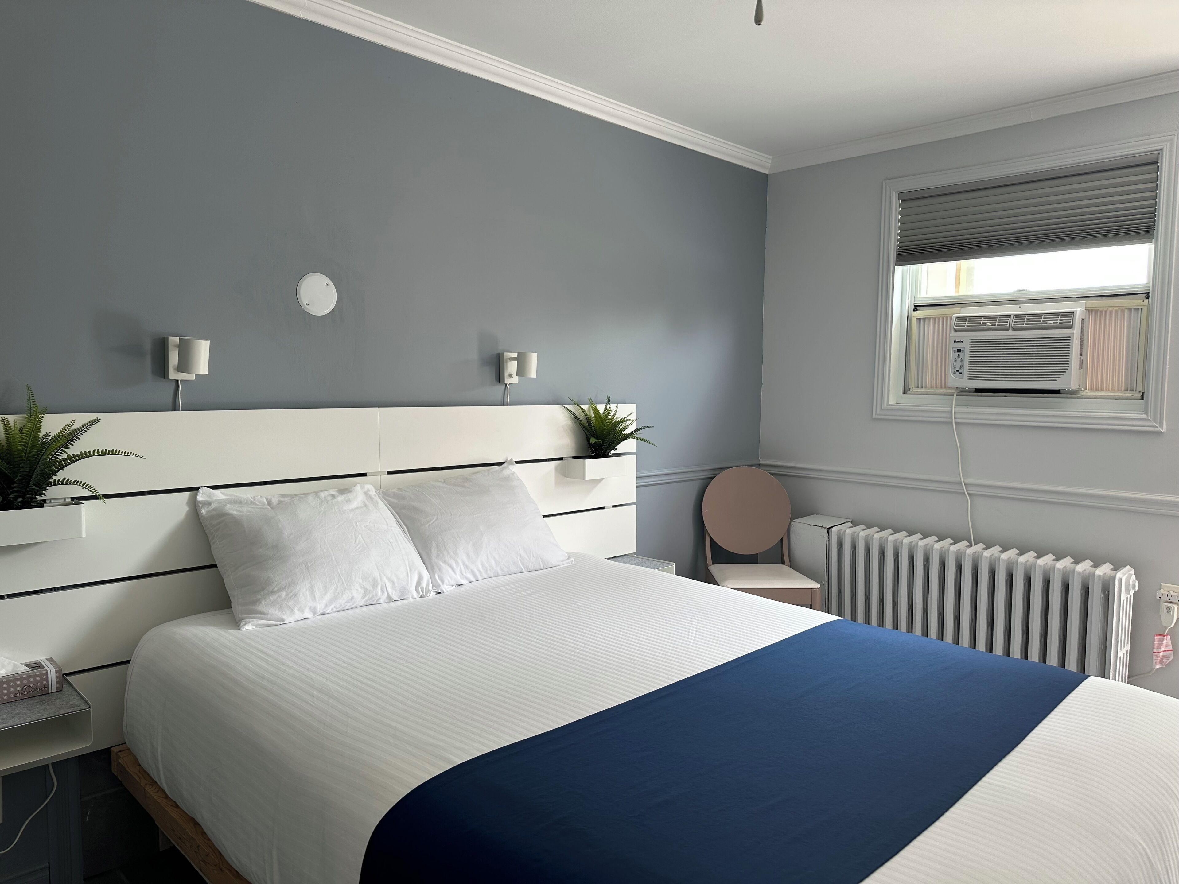 Standard Room, 1 Queen Bed | Individually decorated, individually furnished, blackout drapes