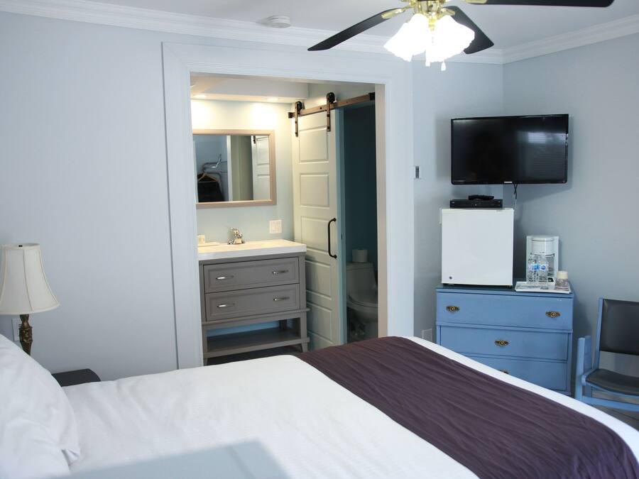 Superior Room, 1 Queen Bed | Individually decorated, individually furnished, blackout drapes