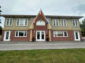 Front of property - Motel Le Refuge (Sherbrooke)