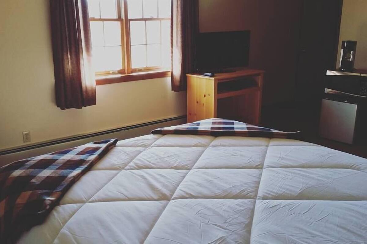 Comfort Studio Suite, 1 Queen Bed, Refrigerator, Mountain View | Room amenity