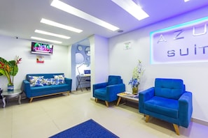 Lobby sitting area - Hotel Azuan Suites By Geh Suites (Cartagena)