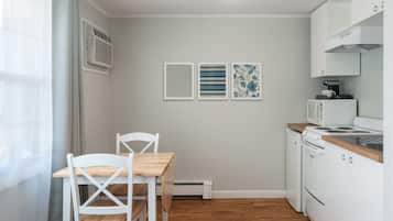 Studio, 1 queensize bed, kitchenette | Privékitchenette | Een koelkast, een microgolfoven, een koffiezetapparaat/waterkoker