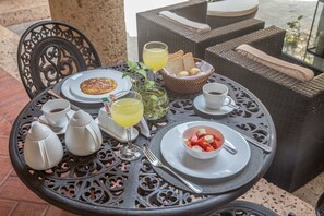 Desayuno completo gratuito y diario
