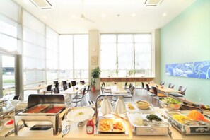 بوفيه فطور يوميًا بتكلفة قدرها (950 JPY للشخص)