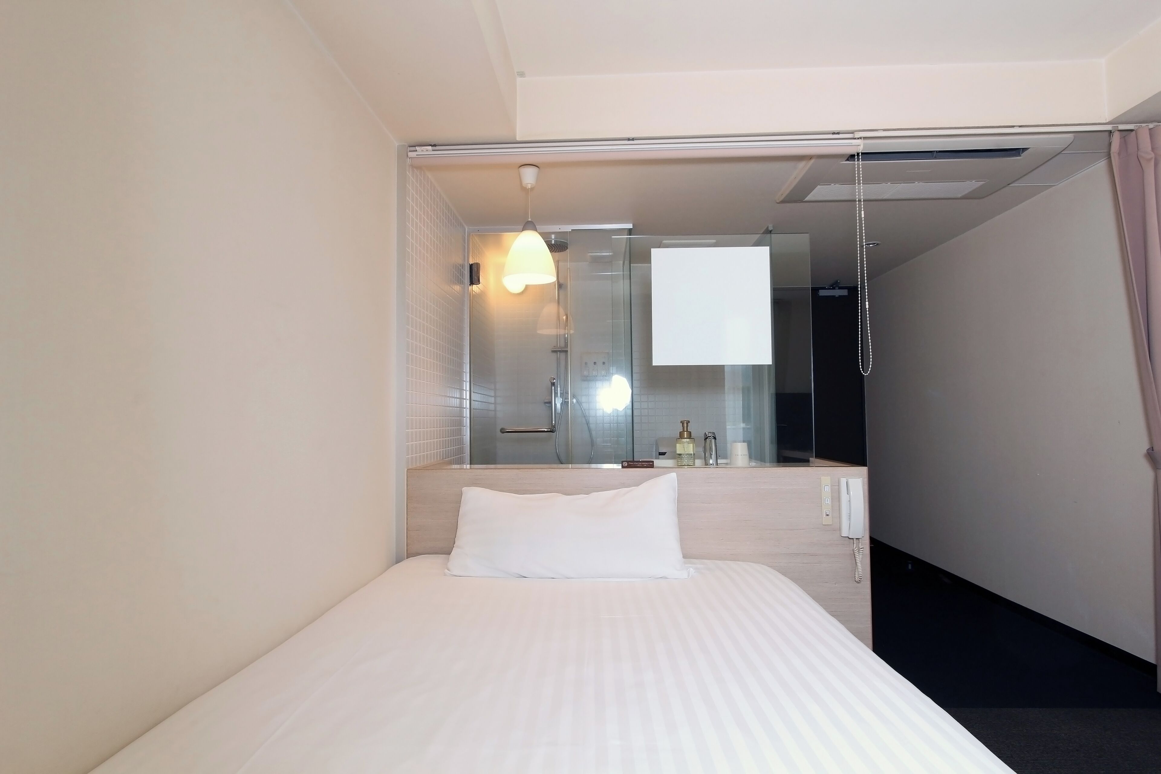 Escritorio, tabla de planchar con plancha, wifi gratis y ropa de cama 