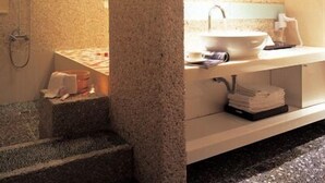 Separate bathtub and shower, free toiletries, hair dryer - The Solasresort Hot Spring Hotel (Puli)