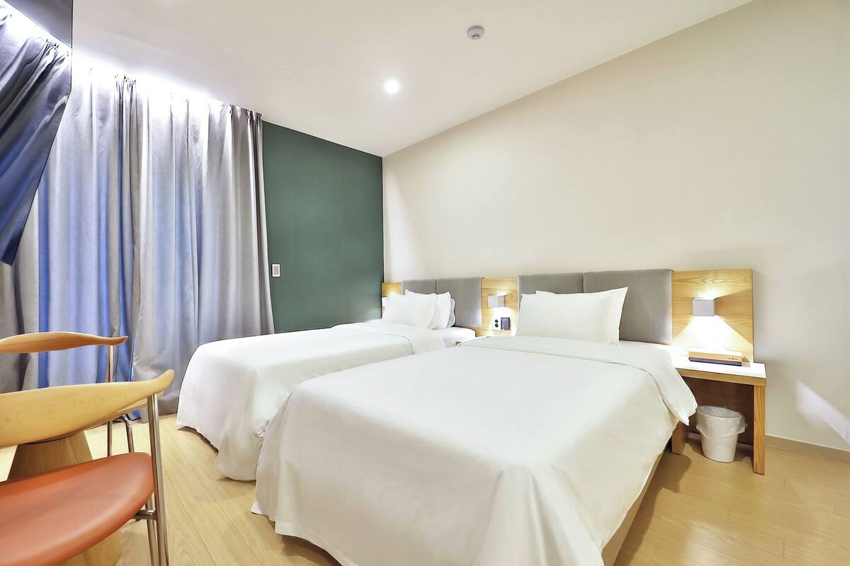 Suite Terrace Twin | Premium bedding, down comforters, laptop workspace, blackout drapes