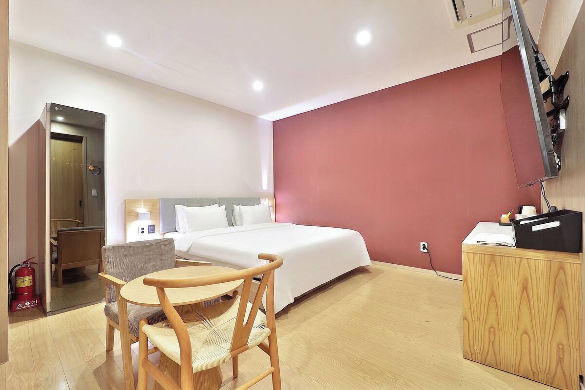 Suite Double | Premium bedding, down comforters, laptop workspace, blackout drapes