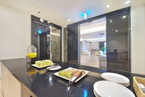 Free daily English breakfast - Hound Hotel Changwon Terminal (Changwon)
