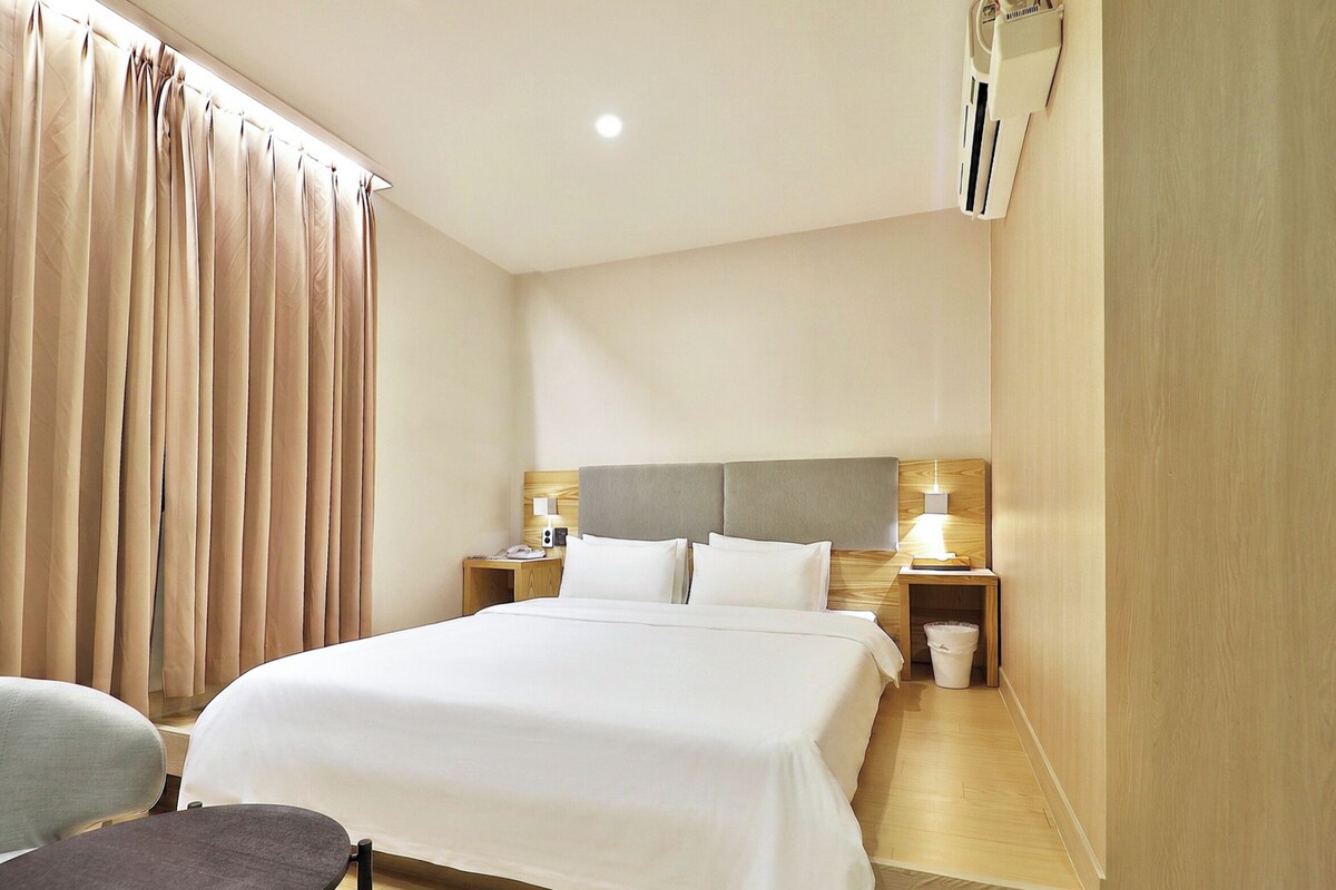 Premium Double | Premium bedding, down comforters, blackout drapes, soundproofing
