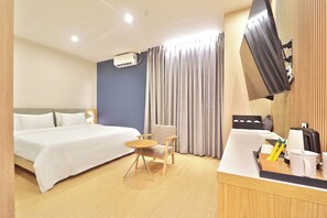 Deluxe Double | Premium bedding, down comforters, blackout drapes, soundproofing - Hound Hotel Changwon Terminal (Changwon)