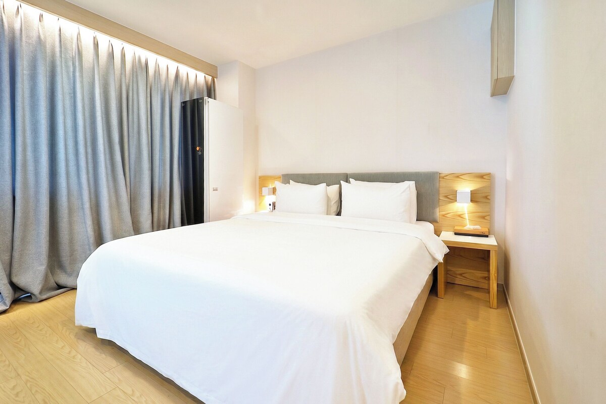 Suite Terrace Double | Premium bedding, down comforters, blackout drapes, soundproofing