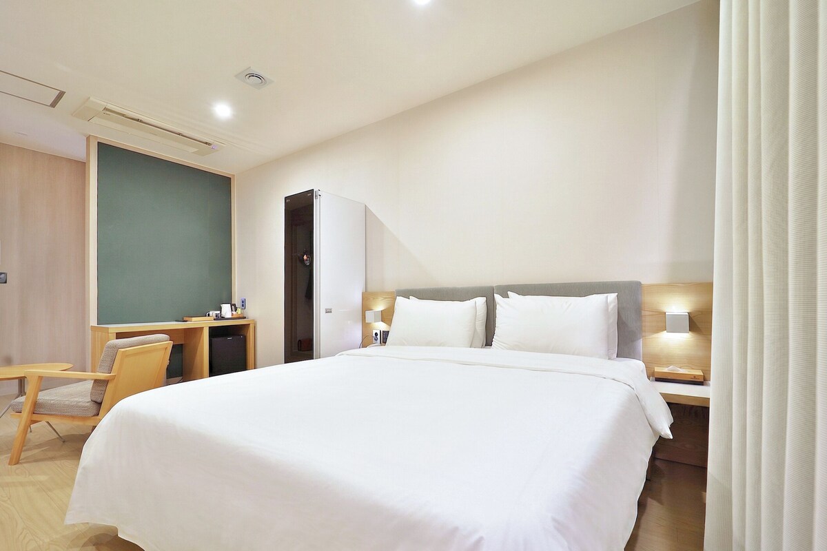 Business Double | Premium bedding, down comforters, blackout drapes, soundproofing