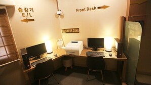 A business zone with two desks, each equipped with a computer, keyboard, and monitor. There is a printer on one desk, and a lamp on the other. - Changwon AT Business Hotel (Changwon)
