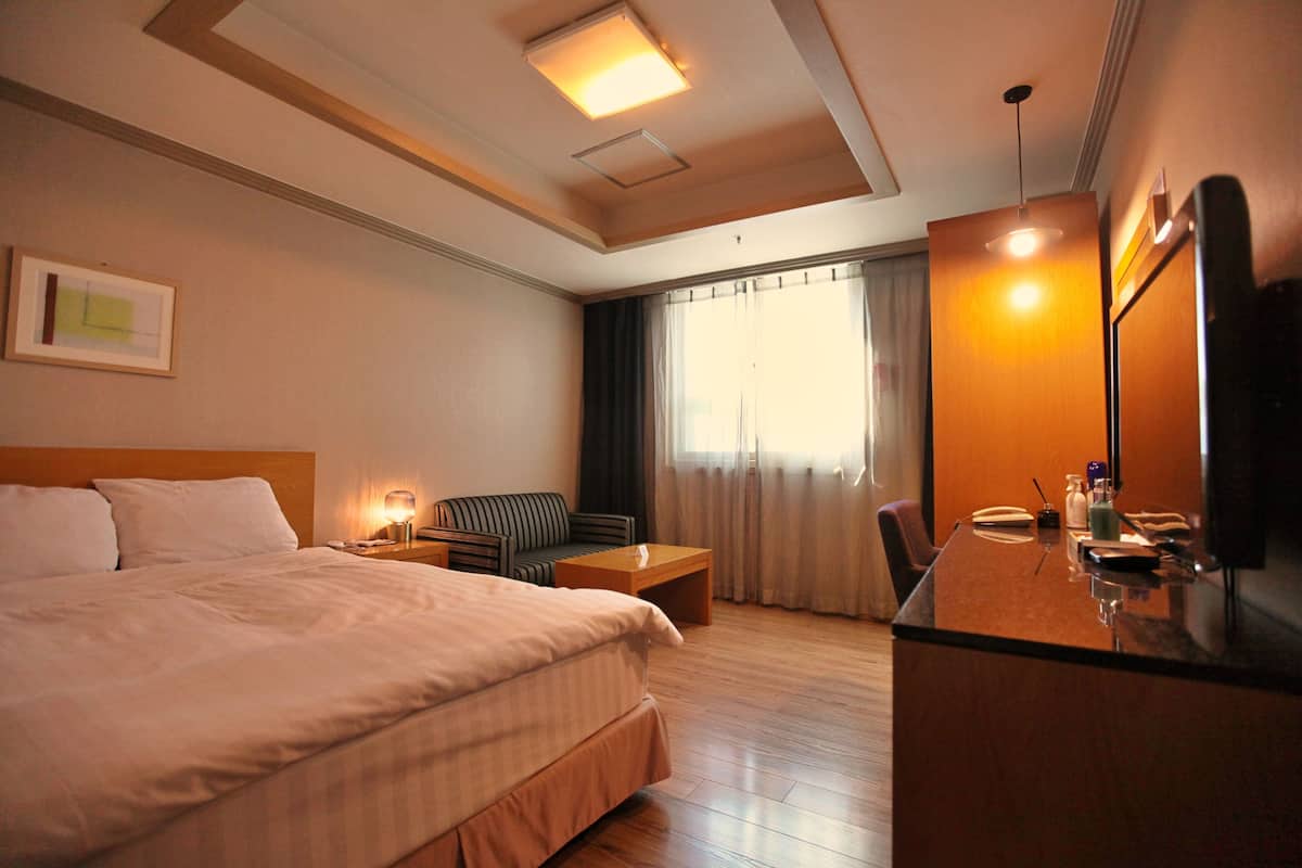 Phòng đôi Deluxe | Bộ đồ giường cao cấp, bàn, màn/rèm cản sáng, phòng cách âm